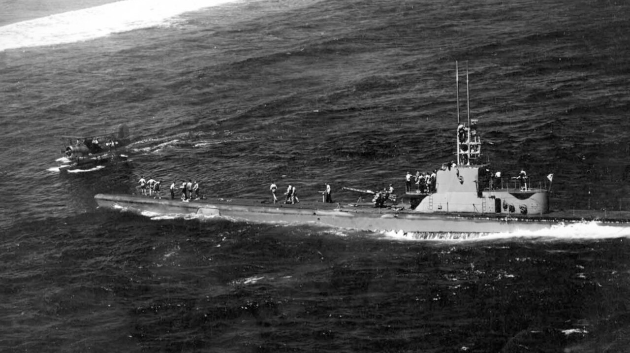 USS Harder rescueing pilot